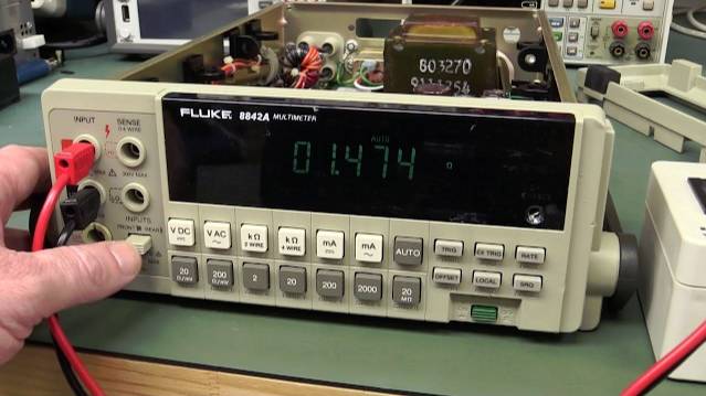 EEVblog #1012 - Best Bargain Ebay Bench Meter? - Fluke 8842A смотреть онлайн
