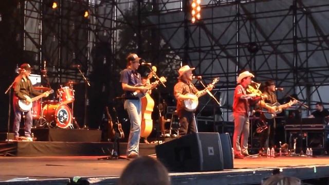 Old Crow Medicine Show - Bootlegger's Boy/Brave Boys (Indy 8/2/15) смотреть онлайн