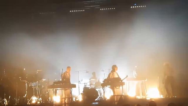 Jungle - Keep Moving live @ ZorluPSM Istanbul смотреть онлайн
