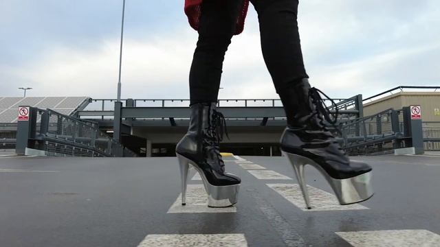 Walking in public wearing my high heel Chrome Pleasers, Black skinny leggings. смотреть онлайн