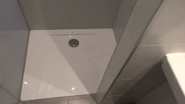 easyHotel Brussels City Centre bath room 317 Brussel Belgium (HotelRooms) смотреть онлайн