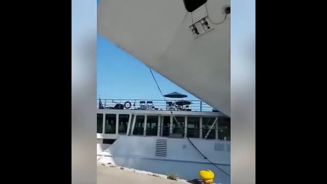 Круизный лайнер таранит причал