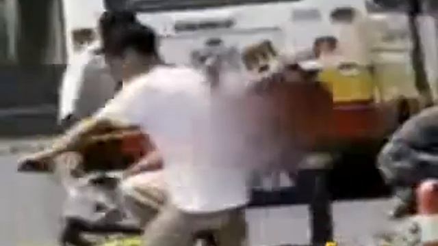 Brave Kid Stops a Machete Woman Attacking his Father смотреть онлайн