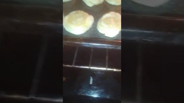 Пеку ароматнейшие розочки на свой День Рождения! 🎉🎈🎁🎊😋🥐🥨🎂🥧🍰🍾🥂🍷🎉🎊🎉 (часть 1-я)Соседи пускают слюни смотреть онлайн