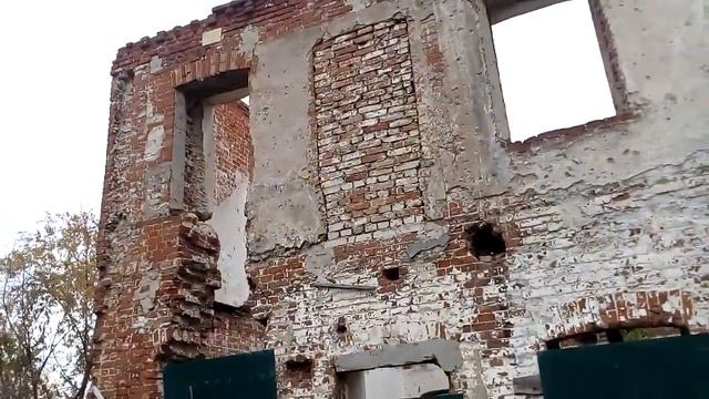 Руины кирпичного дома конца 19 начала 20 веков рядом с железнодорожным вокзалом Волгоград 1 смотреть онлайн