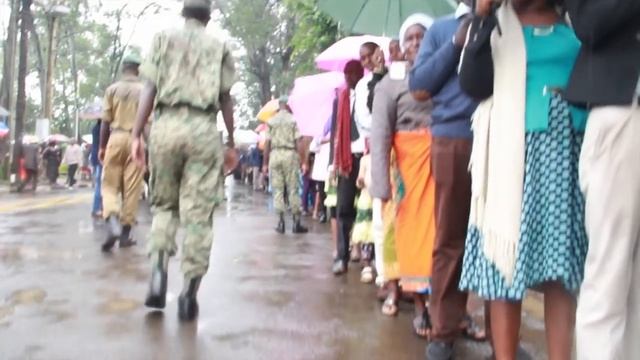 Kenyans brave the harsh weather to attend Pope's mass at the University of Nairobi grounds смотреть онлайн