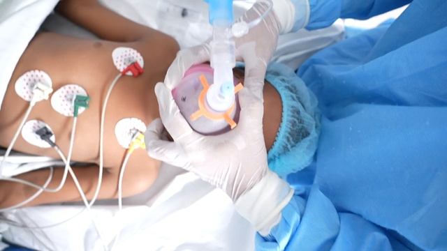 Brave Young Girl with Tumor Going under Anesthesia смотреть онлайн