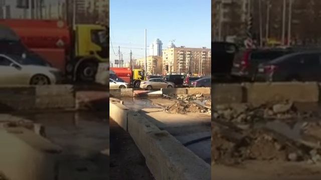 Прорыв трубопровода у строящейся станции метро "Ломоносовский проспект" смотреть онлайн