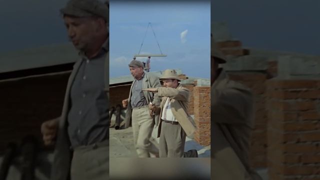 Реновация по-советски. А ведь это наши и бесценные хрущёвки строят !!! смотреть онлайн