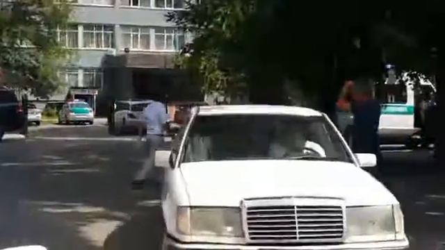 Район Алмалинского РУВД оцеплен в Алматы смотреть онлайн