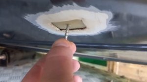 Небольшой ремонт дна пластиковой лодки своими руками.