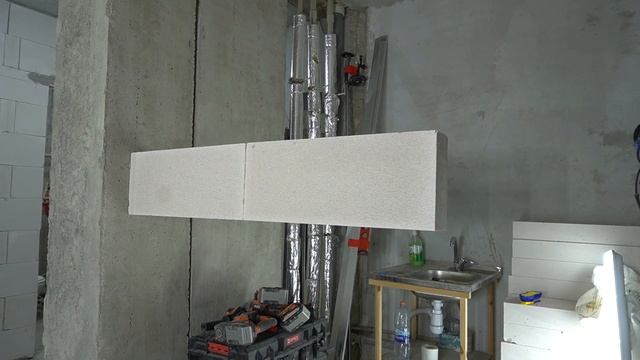 Насколько хорошо пена клеит блоки?