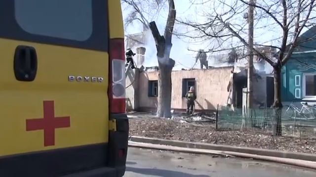 Вывели детей, вынесли документы. В Саратове полицейские попали на пожар смотреть онлайн