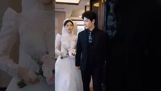 【FULL】一場車禍，裴氏掌權人變成了一個坐輪椅的殘廢，連新娘都被換成鄉下醜女，眾人嘲諷醜八怪配殘廢，真是天生一對！怎料婚後坐輪椅的他站起來了，而她卸下丑妝，絕美神顏震驚眾人！#短劇 #總裁灰姑娘 смотреть онлайн