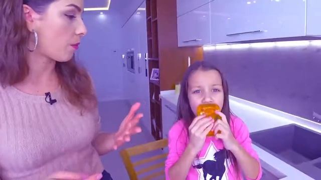 МЕГА ЖЕЛЕЙНЫЙ ЧЕЛЕНДЖ Gummy Challenge Строим Огромную Желемиду /// Вики шоу смотреть онлайн