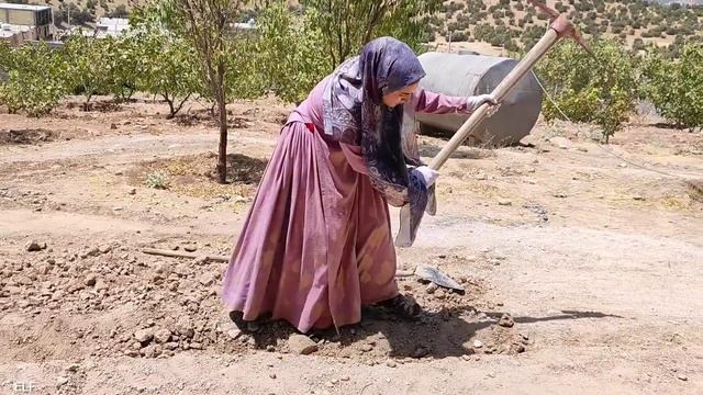 Nomadic Life: Building A House With The Help Of A Nomadic Girl And A Generous Nomadic Man