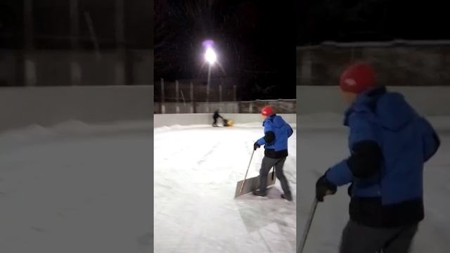 Уборка хоккейной площадки от снега смотреть онлайн