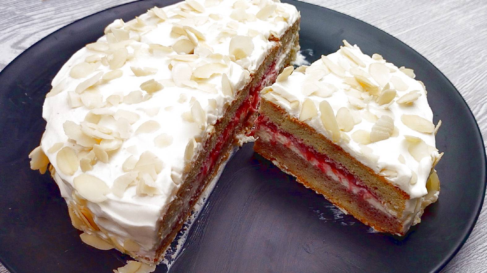 Считаете углеводы?Нежный низкоуглеводный десерт с кокосовой мукой и яркой клубничной начинкой! смотреть онлайн