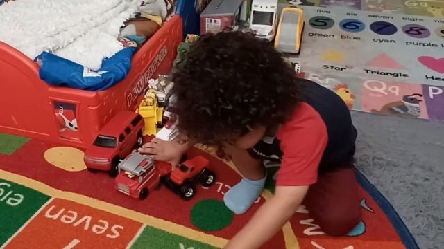 Erik playing with his toys and eating a healthy apple. I am so proud of Erik. смотреть онлайн