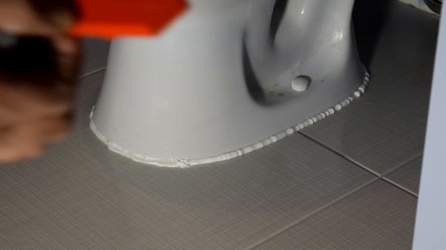 Силиконовый герметик! Аккуратный шов вокруг унитаза!