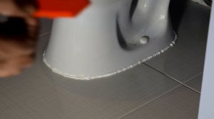 Силиконовый герметик! Аккуратный шов вокруг унитаза!