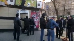 09.03.2014 Донецк. Сепаратисты и туристы сжигают флаг ФК «Шахтер»