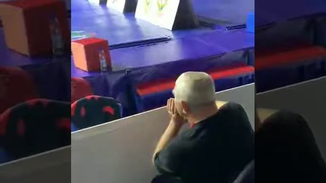 Вы такого еще не видели, вот так "болеет" тренер!!! смотреть онлайн