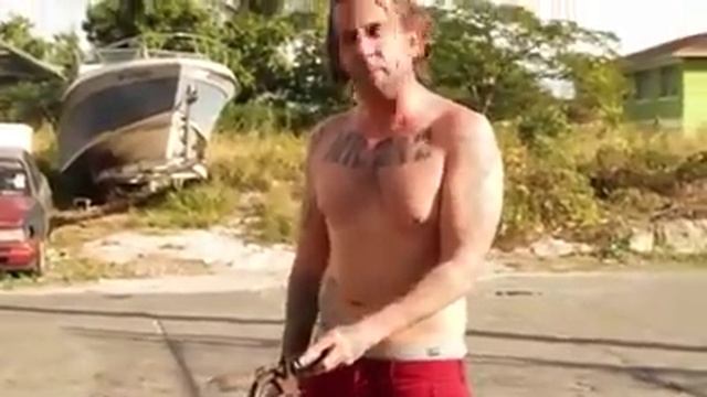 Bahamian coke head trying to fix or sell stolen motorbike in ghetto : Daddi whites & 242 bad смотреть онлайн
