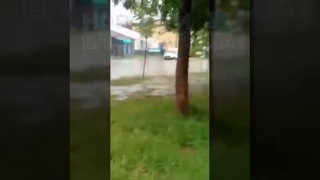 «Свое море»: улицу Дзусова во Владикавказе люди переходят по колено в воде, 8.06.2017 смотреть онлайн