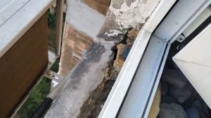 Течет вода из под подоконника во время дождя и мокрая стена !