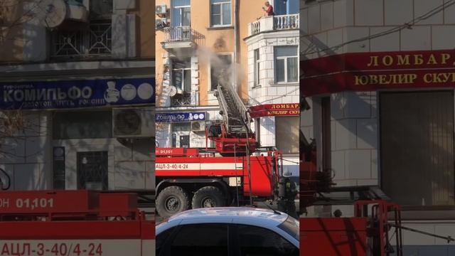 В Твери загорелась квартира в доме на пересечении улиц Новоторжской и Трехсвятской смотреть онлайн