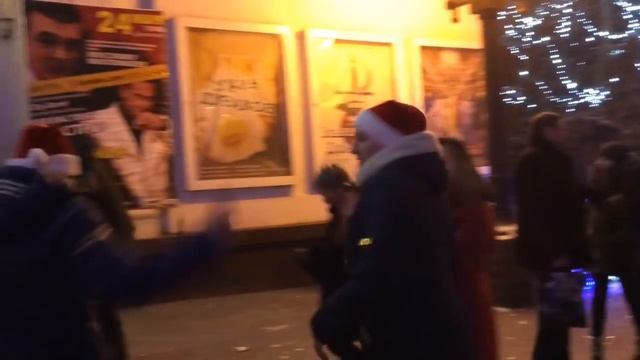 Как мариупольцы встречали Новый год под елочкой смотреть онлайн