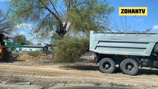 Строительство сквера жд , интересно кто разрешил устраивать свалку ??? смотреть онлайн