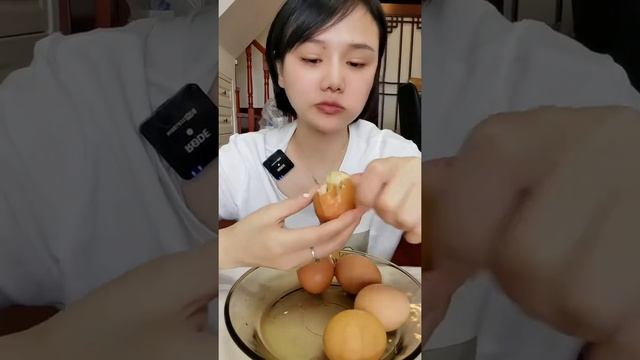 How Chinese Mom trick her kids to eat apples смотреть онлайн