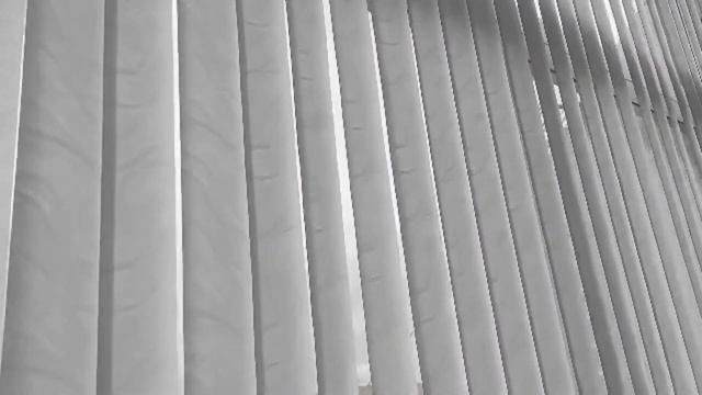 Вертикальные жалюзи на панорамные окна в ткани Мистери белый