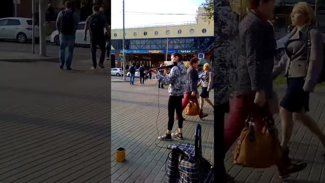 Девочка очень круто играет Yesterday у метро Кантемировская смотреть онлайн