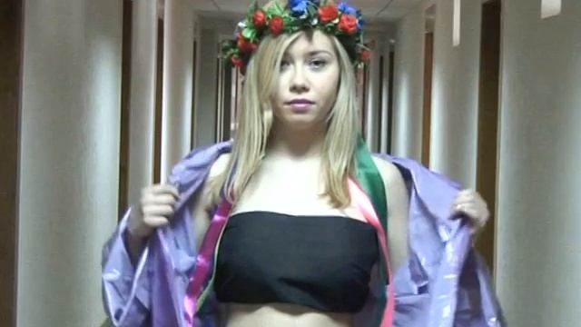 Соціальна реклама_FEMEN_Сьогодні варто одягнути смотреть онлайн