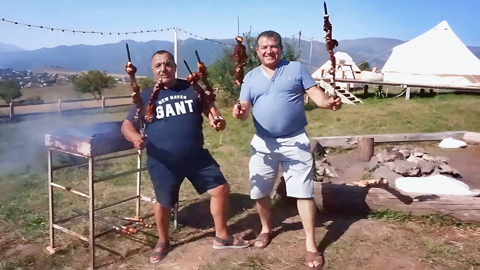 Приготовление на природе, шашлык из свинины и рыба форель на мангале. Встреча с друзьями в Армении смотреть онлайн