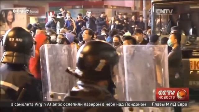 Около двухсот человек вышли на улицы Сянгана с маршем в поддержку полиции смотреть онлайн