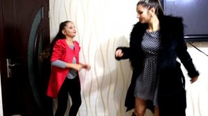 Ира осталась дома с подружкой