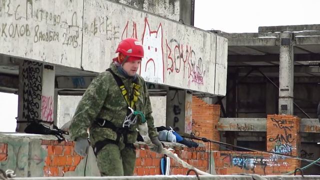 Не совсем удачный прыжок перворазника с крыши дома смотреть онлайн