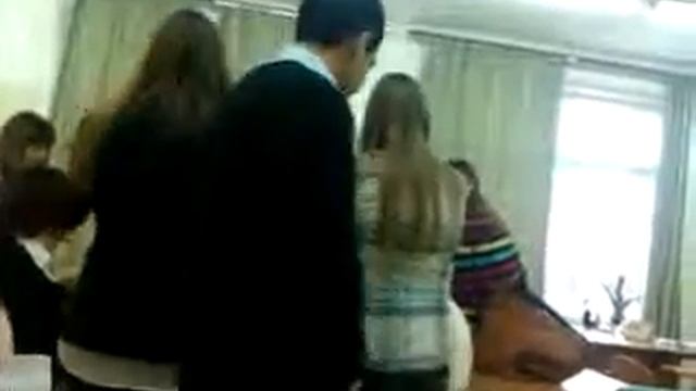 харизматичный парень испугал толпу сучек смотреть онлайн