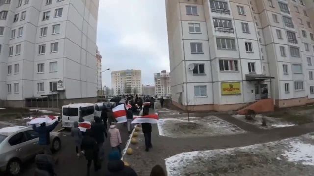 Демонстранты скандирую "Далучайся" в минском микрорайоне Домбровка - 27.12.2020 смотреть онлайн