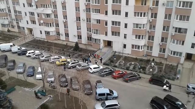 Детки в Ж/М Радужный колядуют возле каждой парадной (Одесса) смотреть онлайн