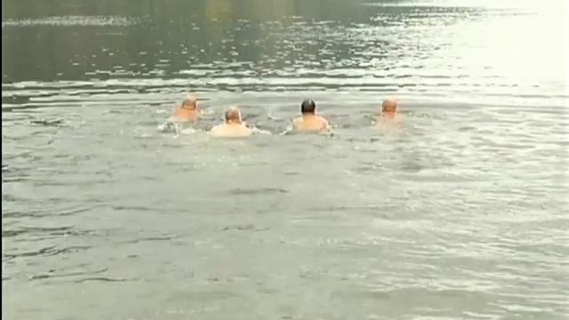 Сибирские моржи встретили осень заплывом от Красноярска до Дивногорска смотреть онлайн