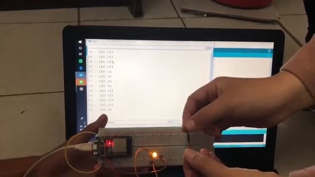 Serial Monitor saat Menyalakan LED pada BreadBoard dengan menggunakan Touch Sensor pada ESP32 DevKi смотреть онлайн