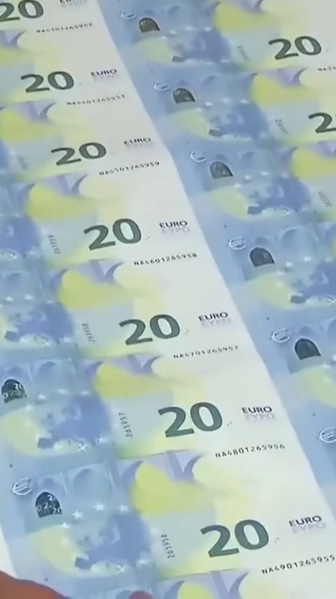 Бумага... бумага... краска... Опа! Деньги! Как это?