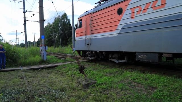 2ТЭ25Км-0553, ВЛ10у-767, ВЛ10у-757, 2ТЭ25Км-0525 на станции Будогощь. смотреть онлайн