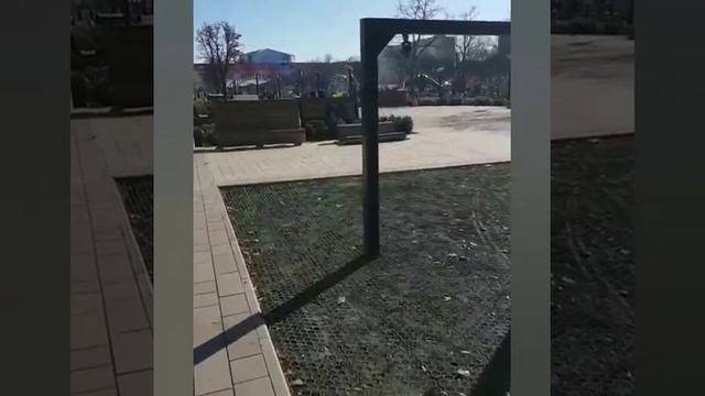 Жителей Георгиевска возмутили брошенные в парке качели смотреть онлайн
