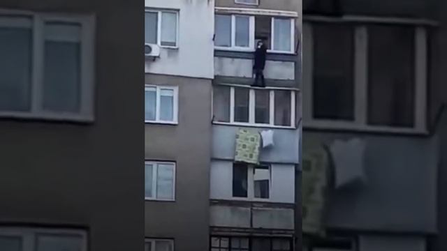 В Южном во время пожара женщина сорвалась с парапета смотреть онлайн